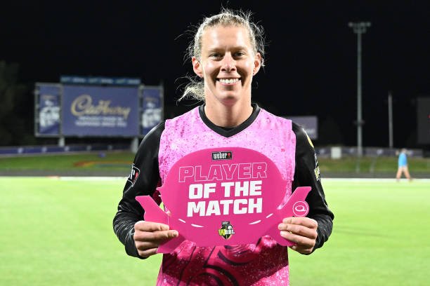 Dominant Mathilda Carmichael helps Sydney Sixers to a Thrilling Victory Over Hobart Hurricanes.