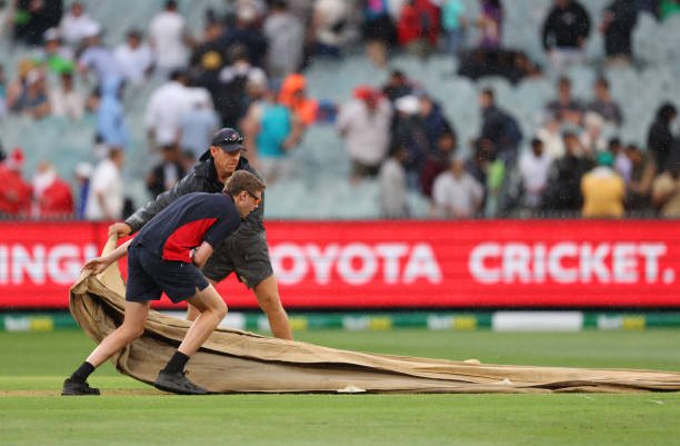 Australia vs Pakistan rain stops play